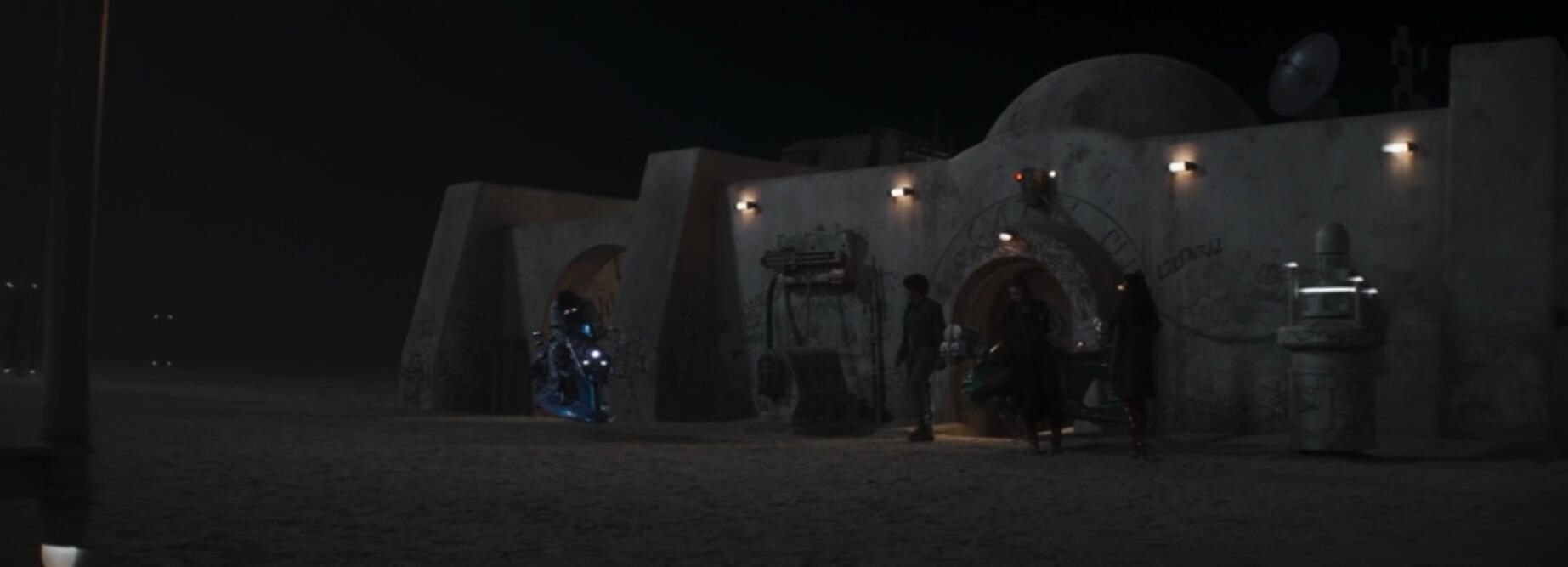 The Book of Boba Fett: Lighting and layout, 2021 The archway and back wall of the building, set extended sand and the moisture machines.