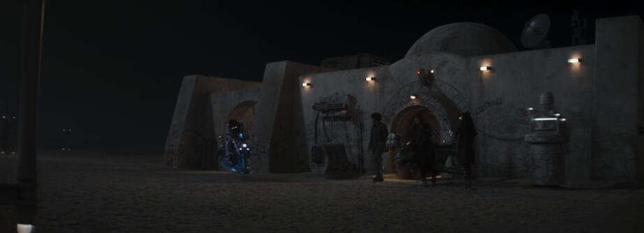 The Book of Boba Fett: Lighting and layout, 2021 The archway and back wall of the building, set extended sand and the moisture machines.
